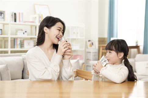 1661809975707924.jpg 攝圖網_501567456_banner_母女居家喝水(企業商用).jpg
