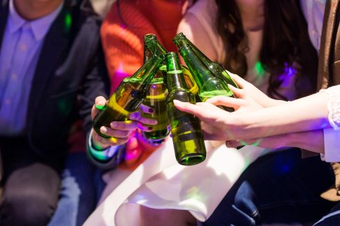1664728689801277.jpg 攝圖網_500758509_banner_聚會生活舉杯慶祝喝酒干杯(非企業商用).jpg