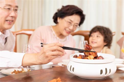 1671724693509598.jpg 攝圖網(wǎng)_501696068_banner_新春家庭年夜飯夾菜紅燒肉特寫(非企業(yè)商用).jpg