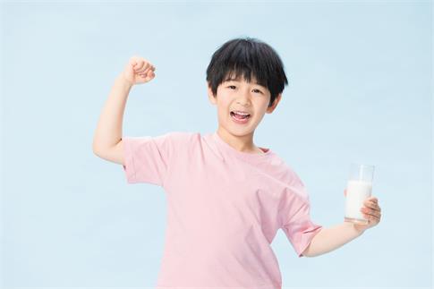 1675122094293320.jpg 攝圖網_501739630_banner_兒童小男孩喝牛奶(非企業商用).jpg