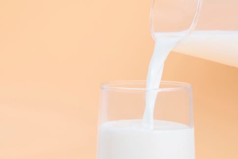 1675719704381420.jpg 攝圖網(wǎng)_501610351_banner_向杯子里倒牛奶特寫(非企業(yè)商用).jpg