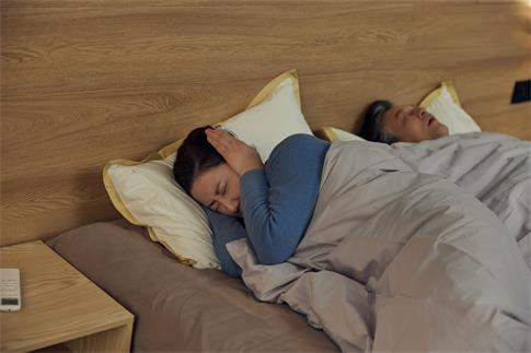 1678128959605811.jpg 攝圖網(wǎng)_502354416_banner_丈夫睡覺打呼生氣的妻子(企業(yè)商用).jpg