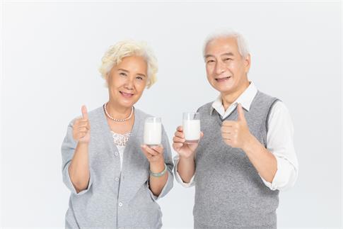 1694224888390421.jpg 攝圖網_501066158_banner_老年人喝牛奶(企業商用).jpg