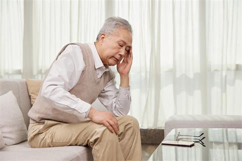 1694652011539175.jpg 攝圖網_507701506_banner_居家老人頭疼閉目養神(企業商用).jpg