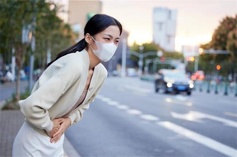 1697154867424407.jpg 攝圖網_506953051_banner_秋冬戶外肚子疼痛的青年女性(企業商用).jpg