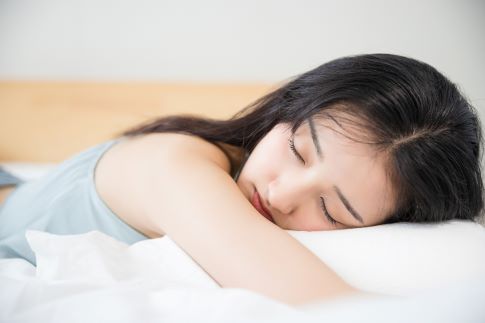 1705915338415619.jpg 攝圖網_501377501_可愛女孩睡覺(企業商用).jpg