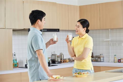1715135317776397.jpg 攝圖網(wǎng)_501318561_banner_中年夫婦餐廳喝牛奶(企業(yè)商用).jpg
