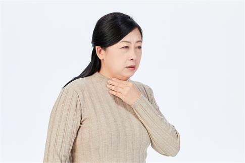 1717382104179354.jpg 攝圖網_501685092_中年女性嗓子疼(企業商用).jpg