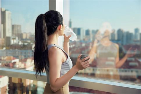 1722997233656034.jpg 攝圖網(wǎng)_507696271_健身后站在窗邊喝水的女性(企業(yè)商用).jpg
