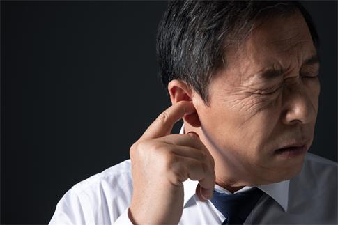 1728690745891912.jpg 攝圖網(wǎng)_501701371_中年男性耳膜受損聽力下降(企業(yè)商用).jpg