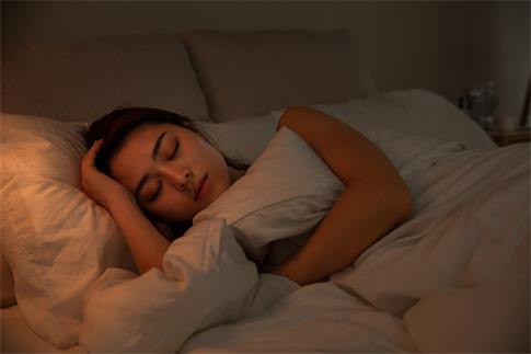 1736409854530981.jpg 攝圖網_501547919_banner_夜晚女性床上睡覺(企業(yè)商用).jpg