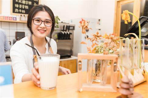 1739318809237055.jpg 攝圖網_500827004_banner_咖啡館服務員遞牛奶(企業商用).jpg